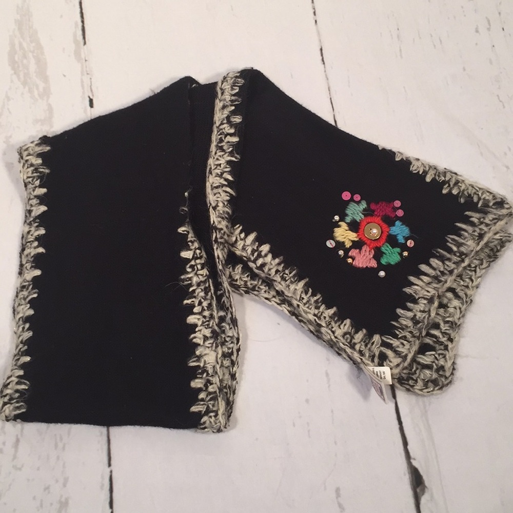 Old Navy Floral knit Scarf. Wool blend material. Black and floral